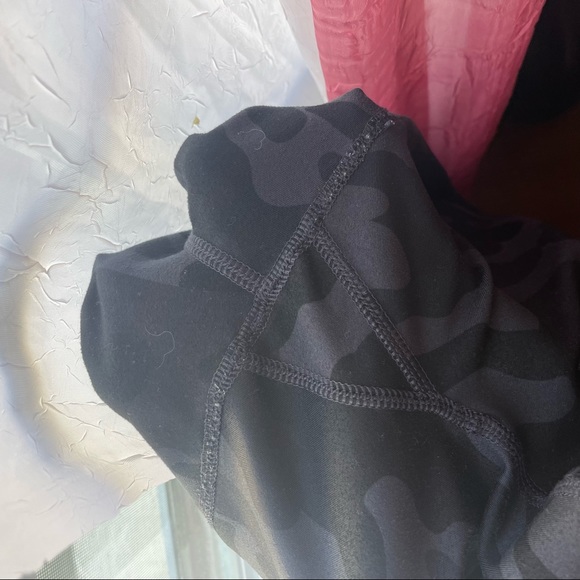 Danskin camo leggings with cellphone pocket - Picture 4 of 4